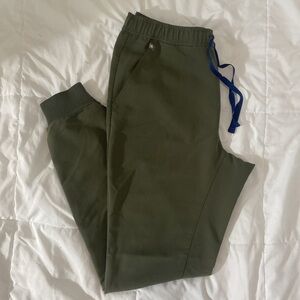 Figs Men’s Tansen Jogger Scrub Pants in MOSS color